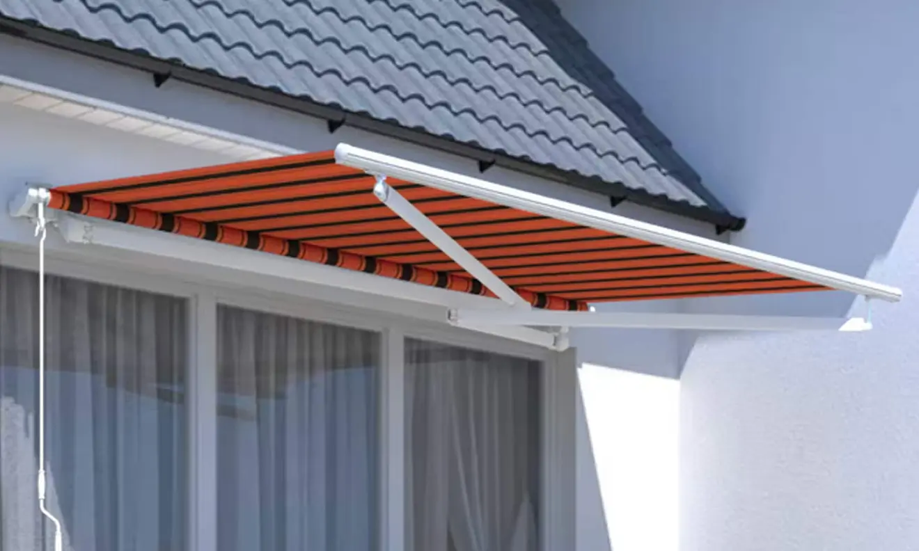 Offene Gelenkarmmarkise über einer Terrasse, montiert an einer Hauswand