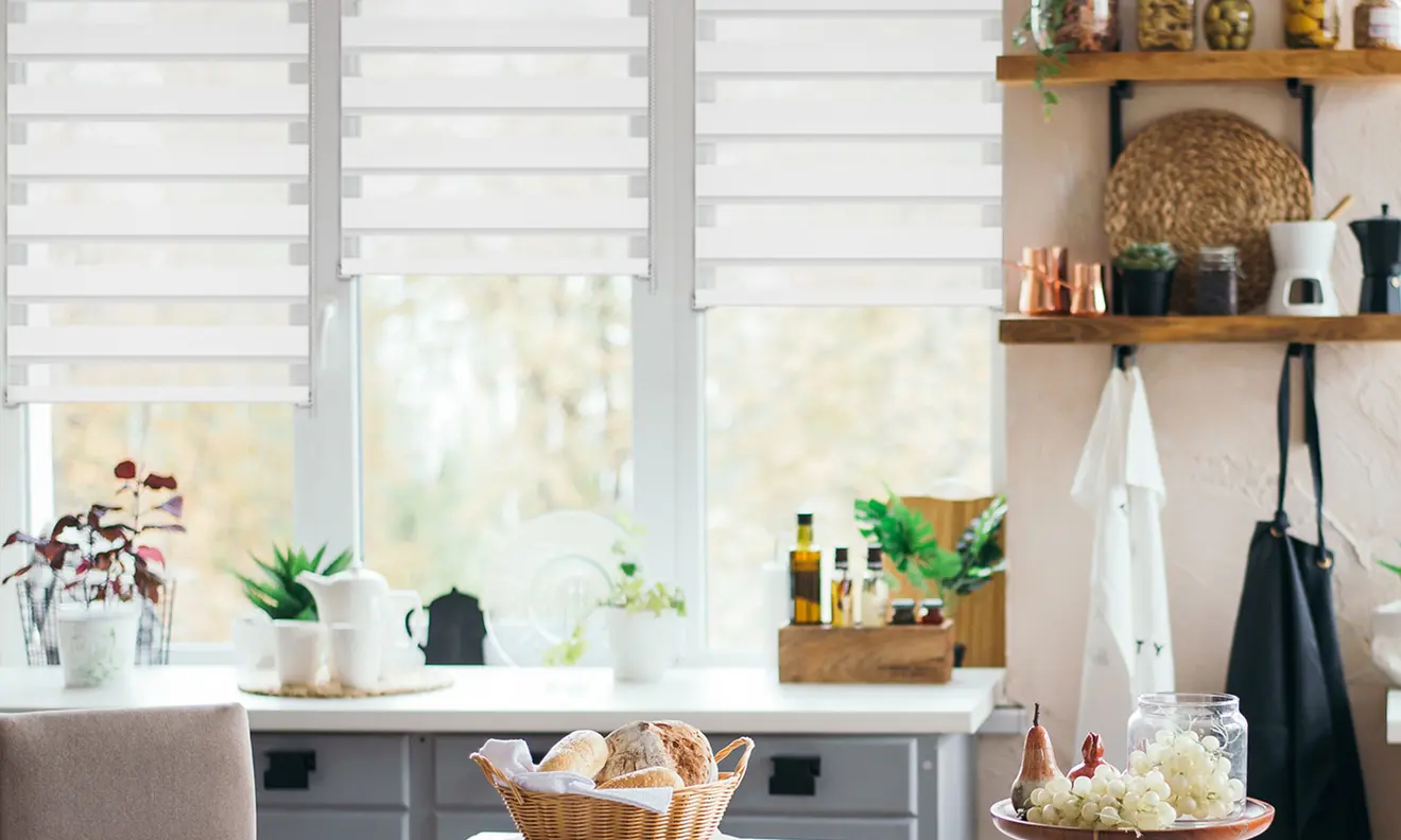 Elektrisches Smart Doppelrollo an einem Fenster in einer Küche mit Regalen und Pflanzen