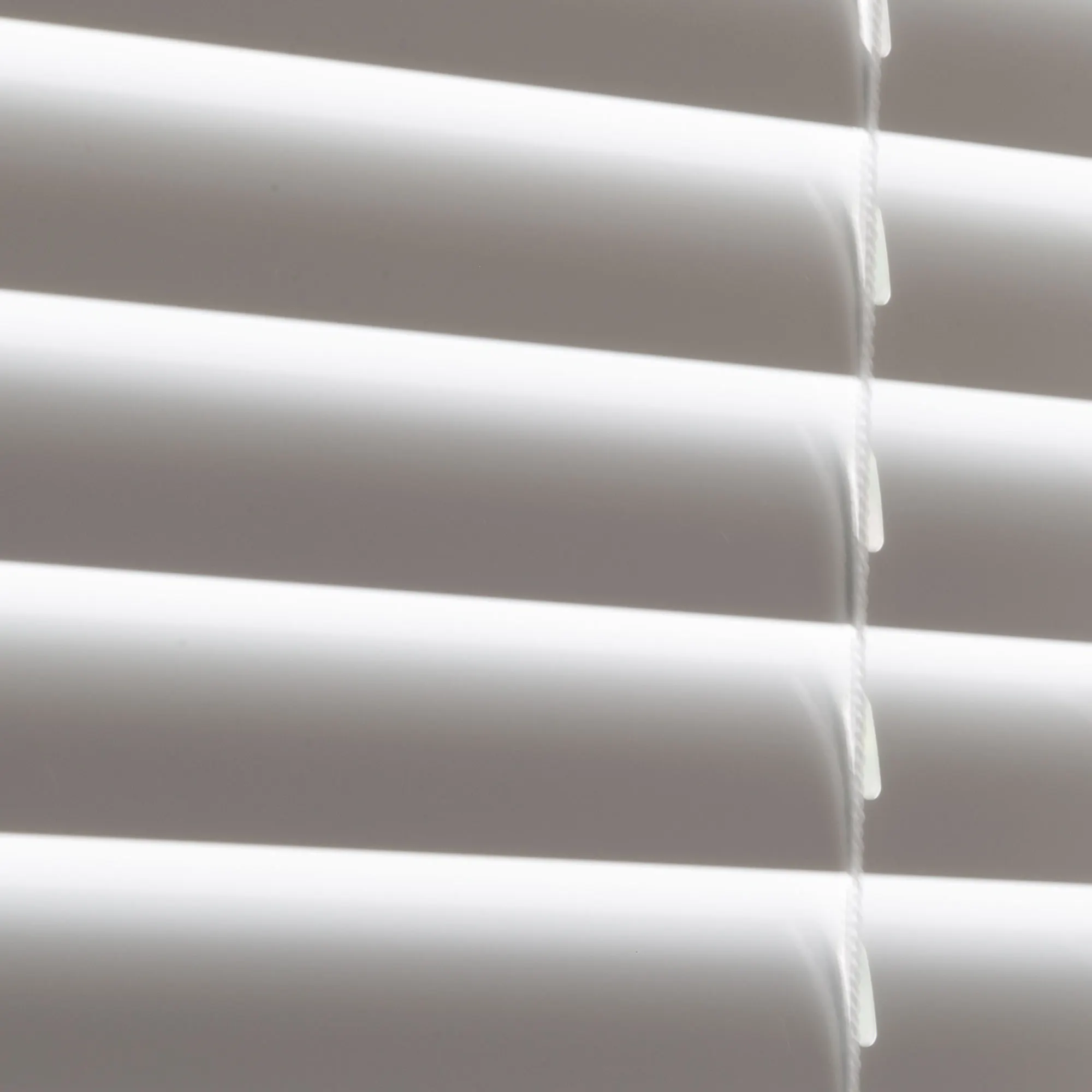 Tenda in alluminio con lamelle orizzontali e meccanismo di trazione