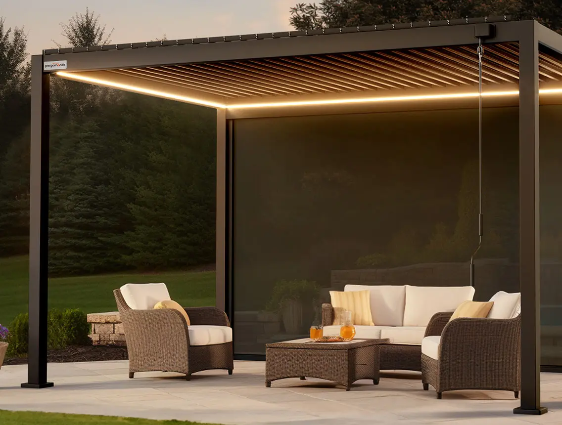 Überdachte Terrasse mit Sitzgruppe und Tisch im Freien