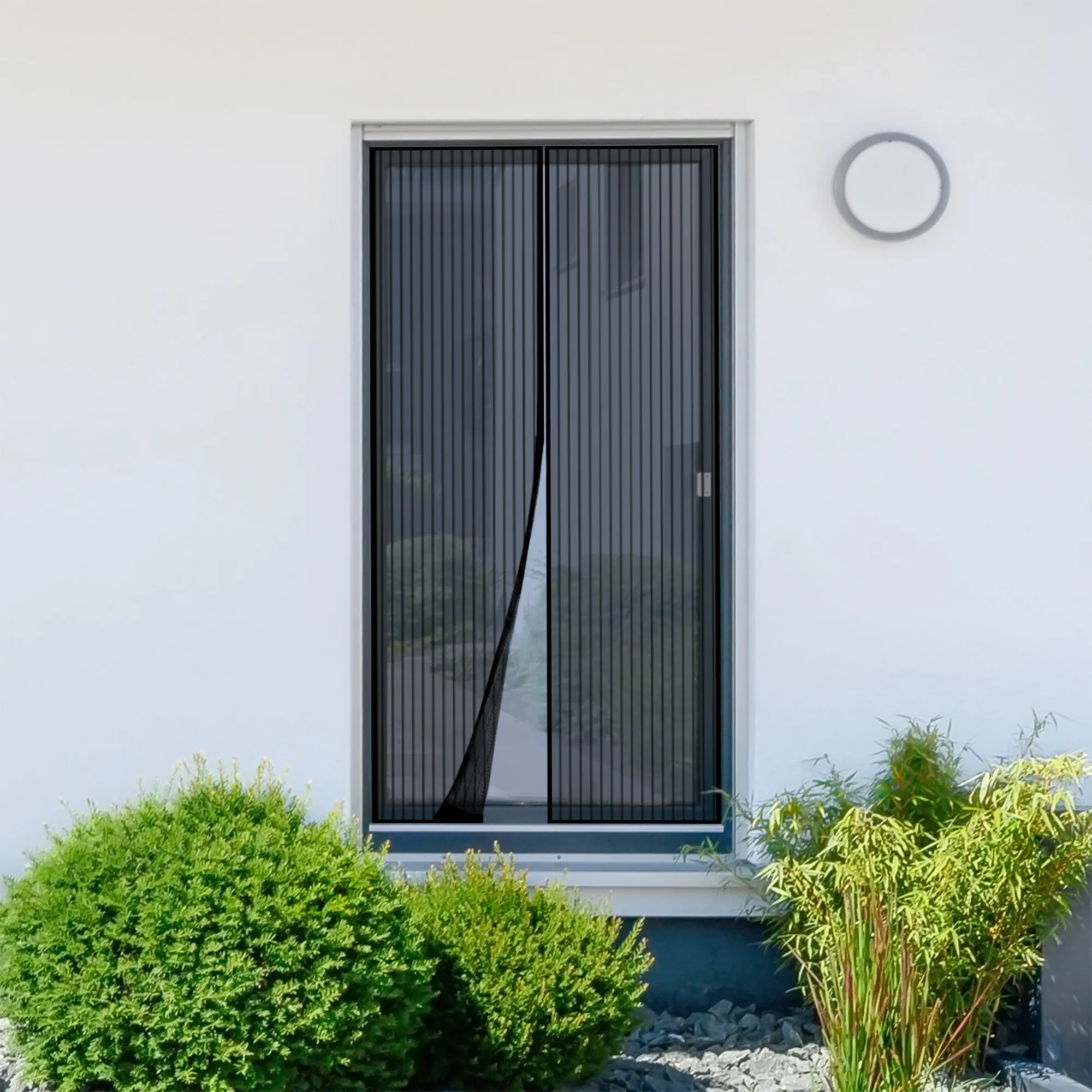 Tenda magnetica per porte montata come zanzariera