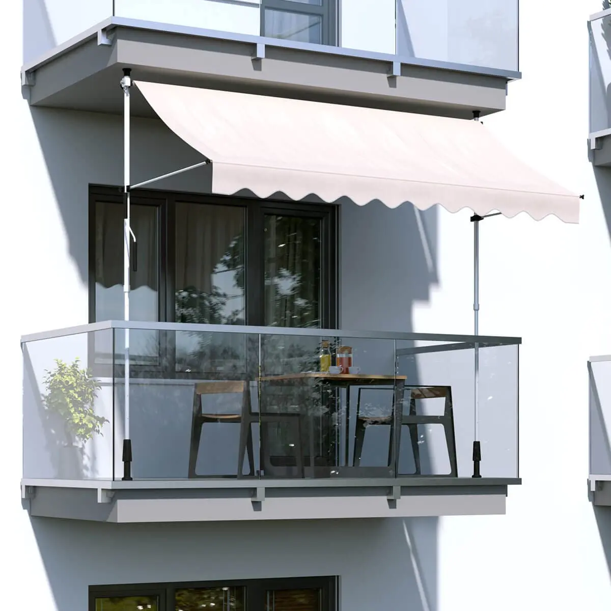 Balkon mit Klemmmarkise über Tisch und Stühlen