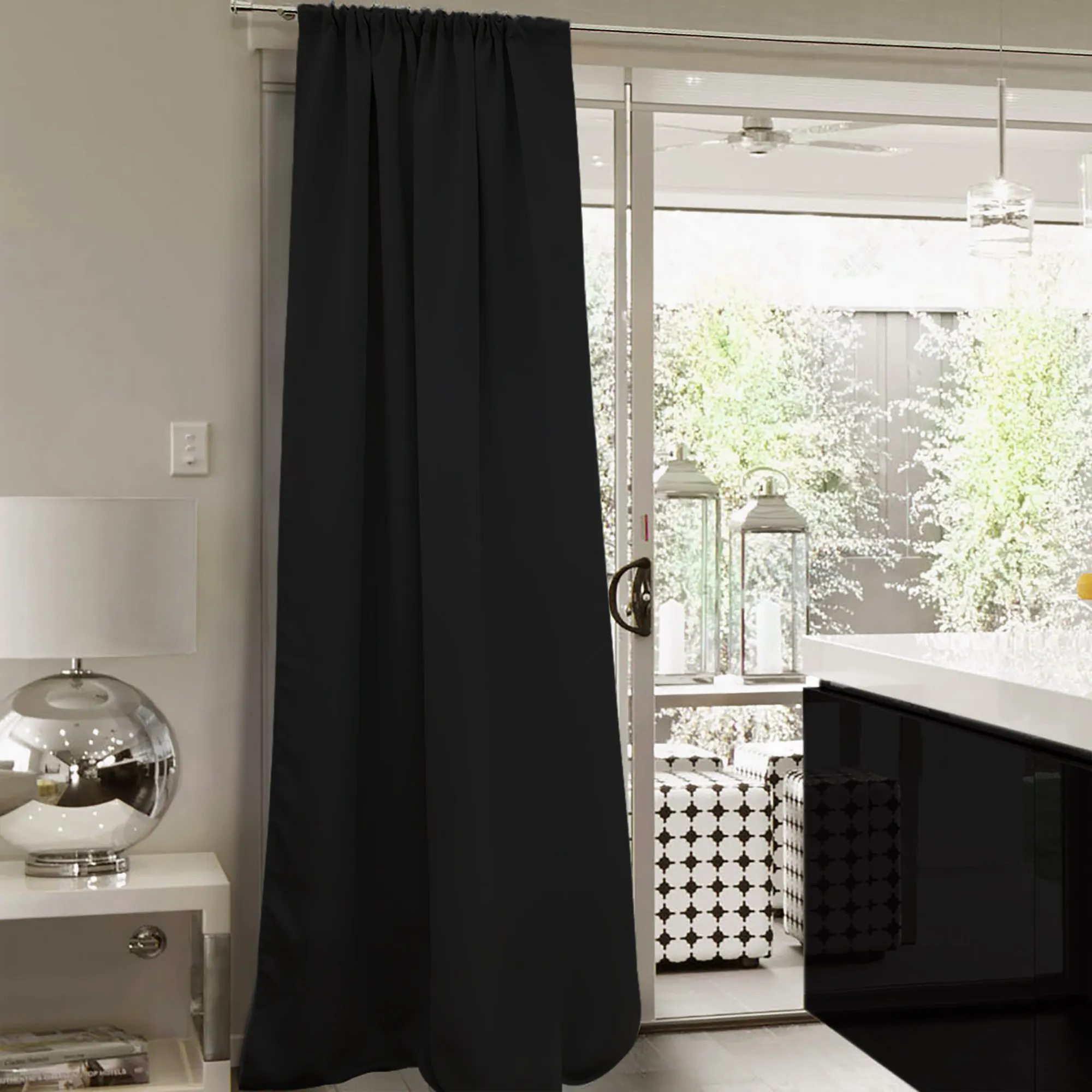 Tenda con arricciatura alla porta del terrazzo in una cucina moderna