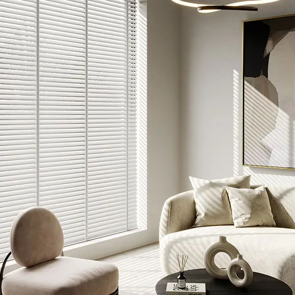 Wohnzimmer mit Sofa, Sessel, Tisch und Jalousien am Fenster