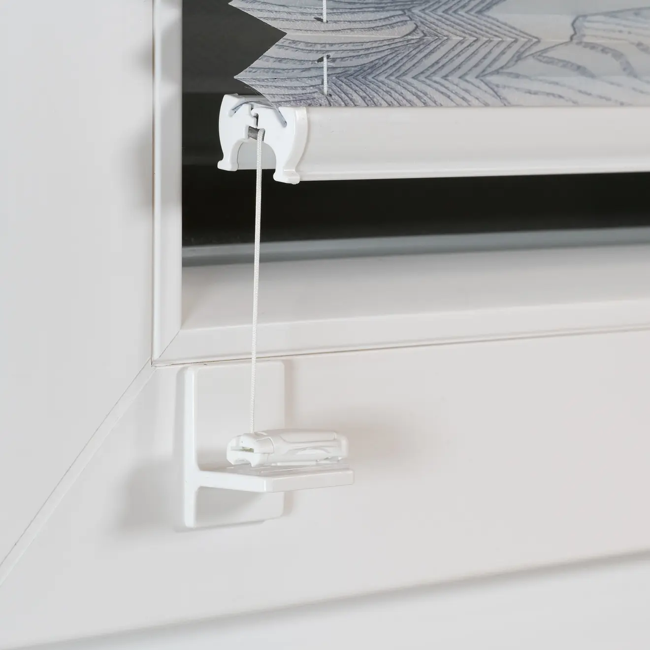 Klebeplatte für Plissees an Fensterrahmen montiert, zeigt Befestigung und Funktion