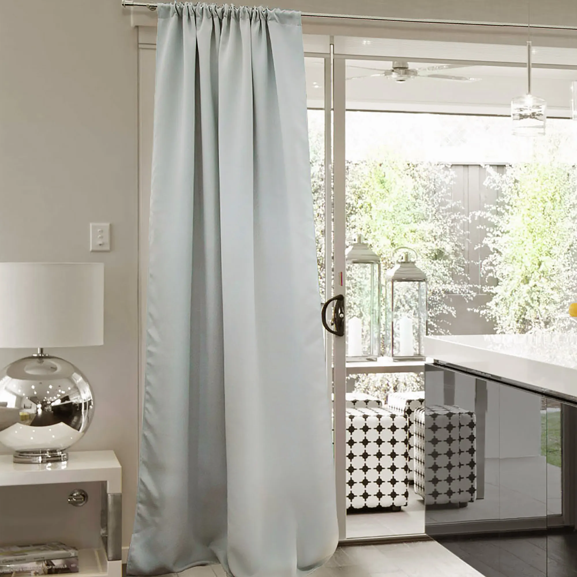 Tenda con arricciatura alla porta del terrazzo in una cucina moderna