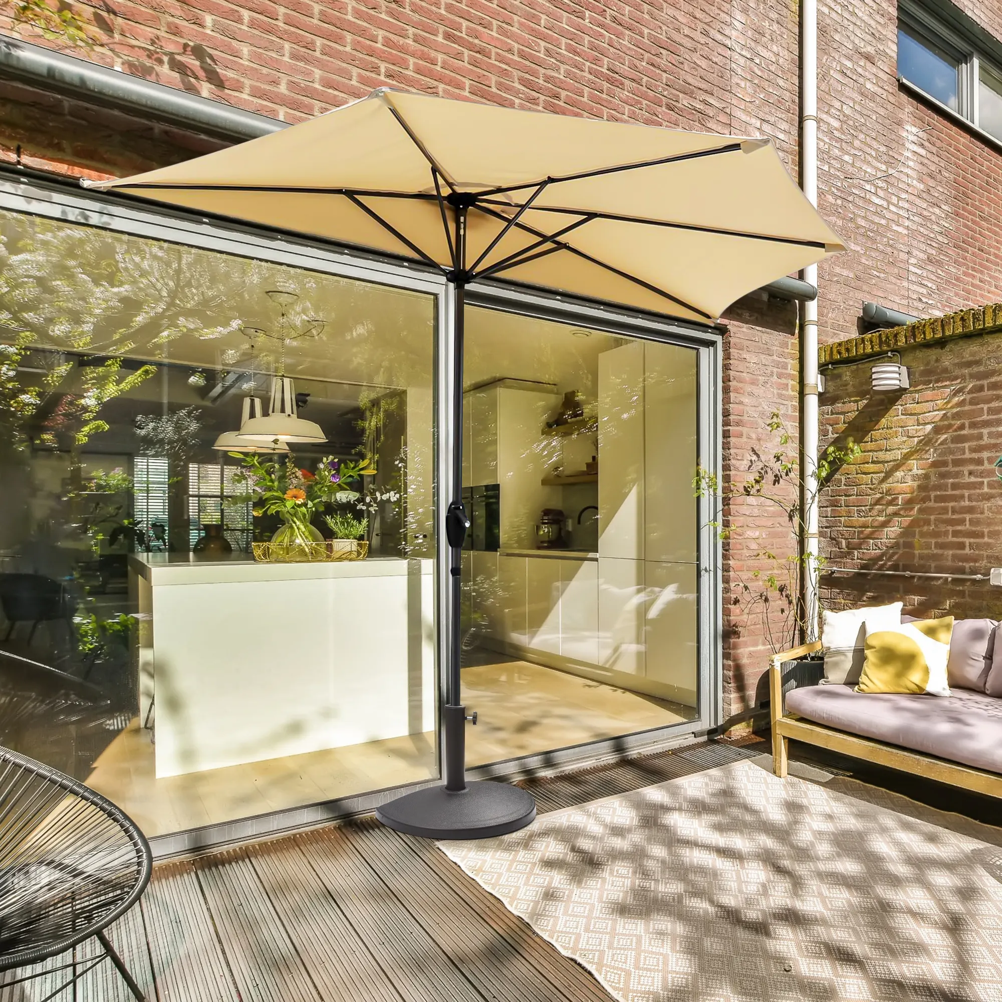 Ombrellone semicurvo con base su una terrazza davanti a una facciata in vetro di una casa