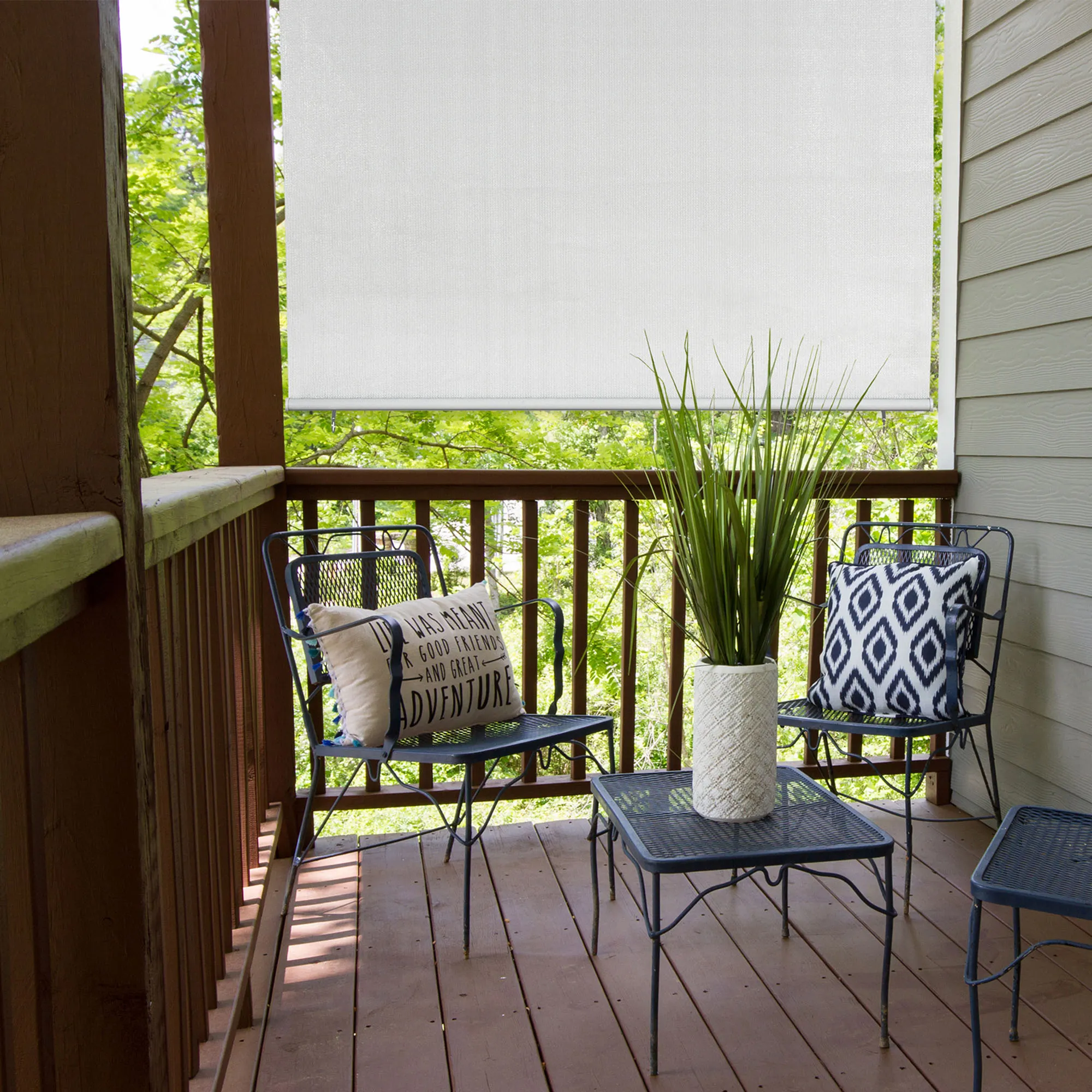 Tenda esterna su balcone, sospesa, con gruppo di sedute e pianta in primo piano