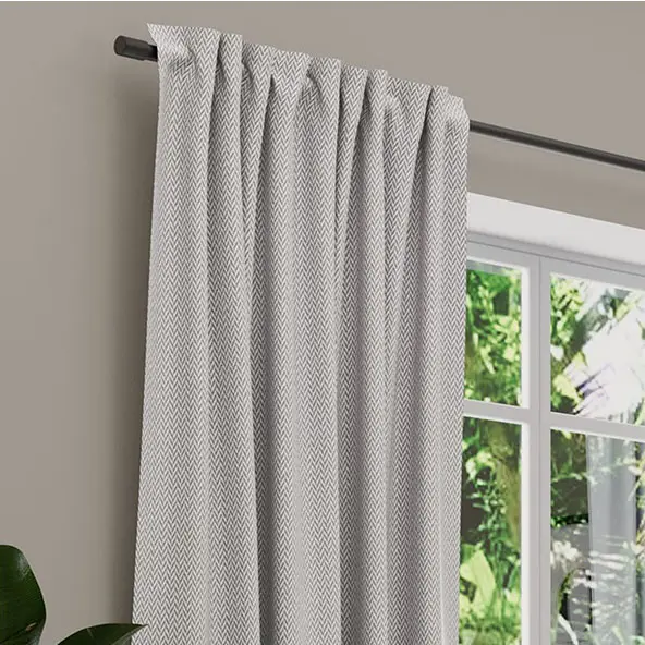 Vorhang an Stange vor Fenster, Boho-Stil, Innenraumdekor