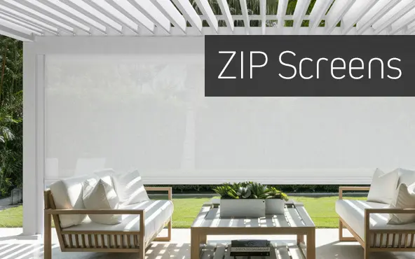 Pergola mit ZIP-Screens und Sitzmöbeln im Freien, umgeben von Gartenumgebung