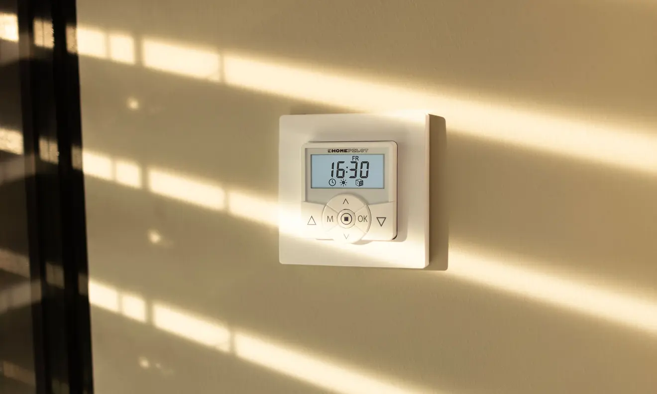 Digitale Zeitschaltuhr an der Wand mit Display und Bedientasten