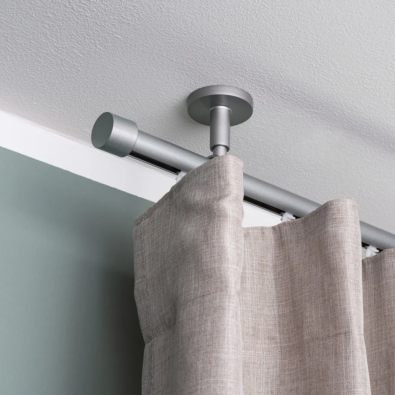 Gardinenstange mit Innenlauf, montiert an der Decke, mit Vorhang befestigt