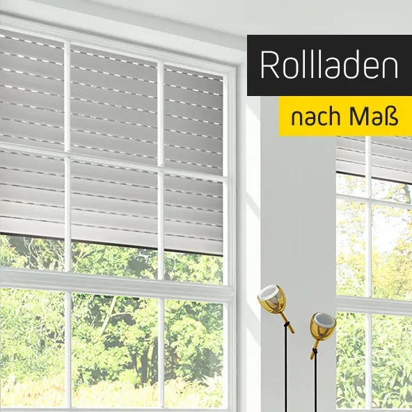 Fenster mit geschlossenem Rollladen, maßgefertigt, im Innenraum mit Stehlampen
