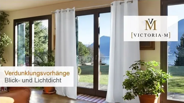 Verdunkelungsvorhänge an großen Fenstern, bieten Sicht- und Lichtschutz