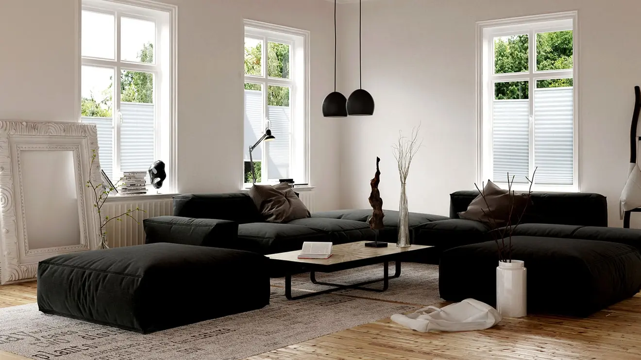 Wohnzimmer mit großen Sofas, Couchtisch, Stehlampe und Fenstern mit Plissees