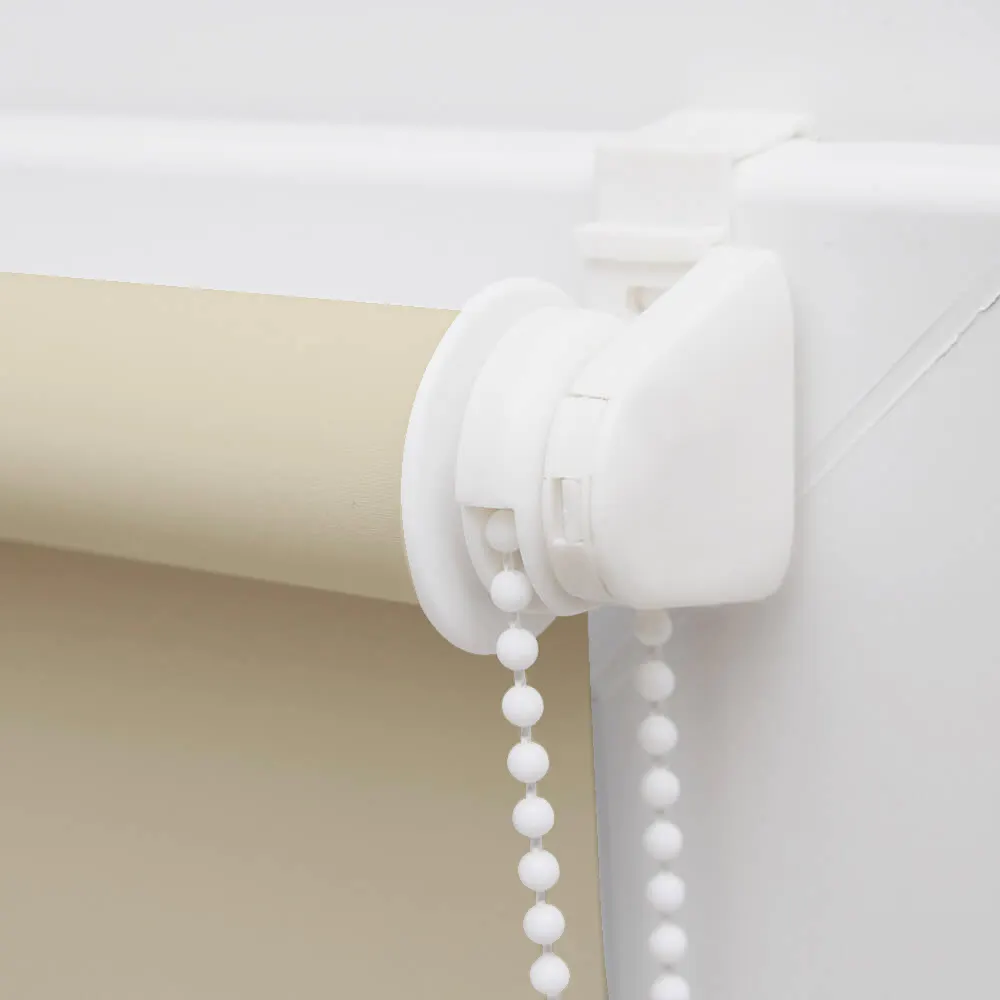 Tenda oscurante con meccanismo a catena per regolare la luce su un telaio di finestra