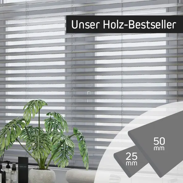 Holzjalousien vor einem Fenster mit Pflanzen im Vordergrund