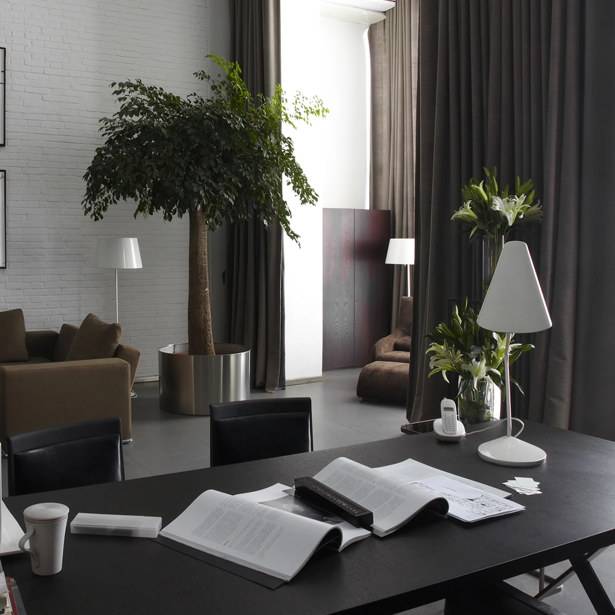 Tenda con arricciatura in un ambiente moderno, decorativa e funzionale appesa alla finestra