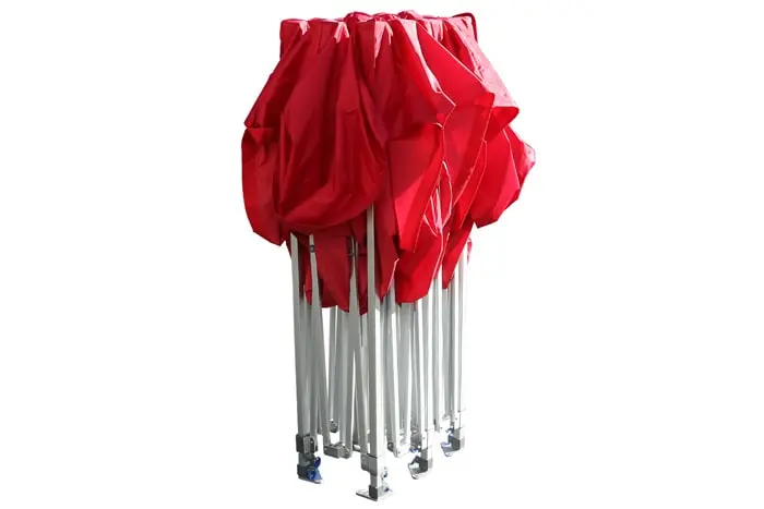 Zusammengeklappter Faltpavillon PRO mit Metallgestänge und Stoffüberzug