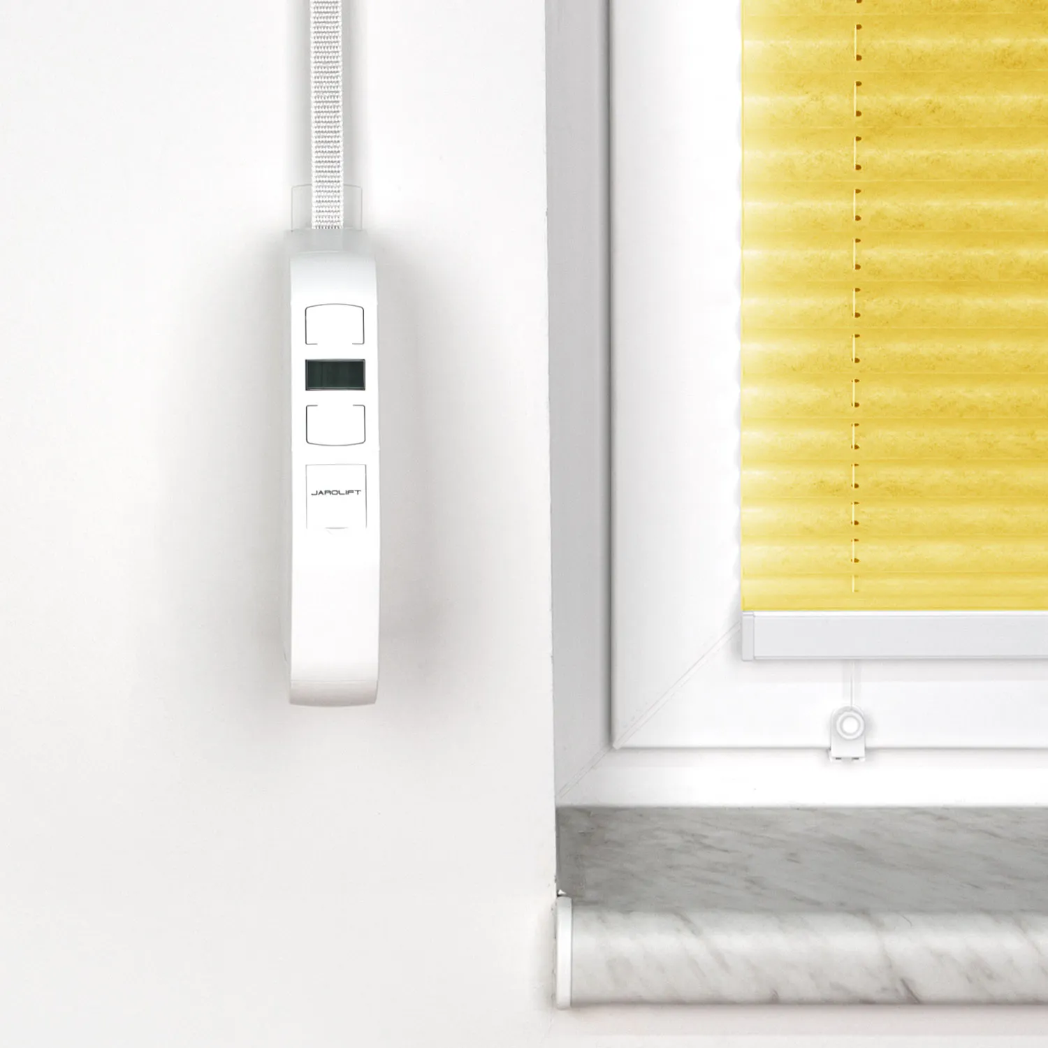 Avvolgitore elettrico JAROMAT Pro accanto a una finestra con tenda plissettata