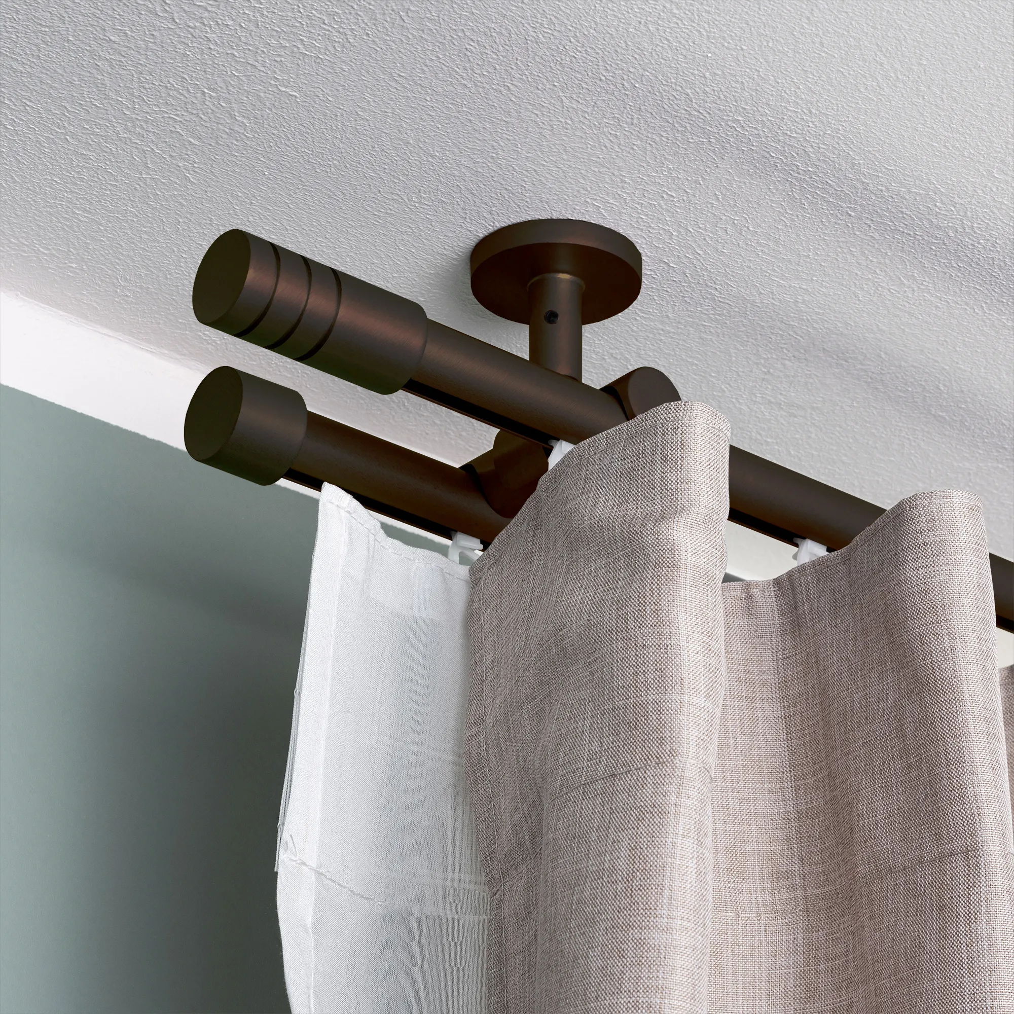 Set di bastoni per tende con corsia interna e tende montate al soffitto