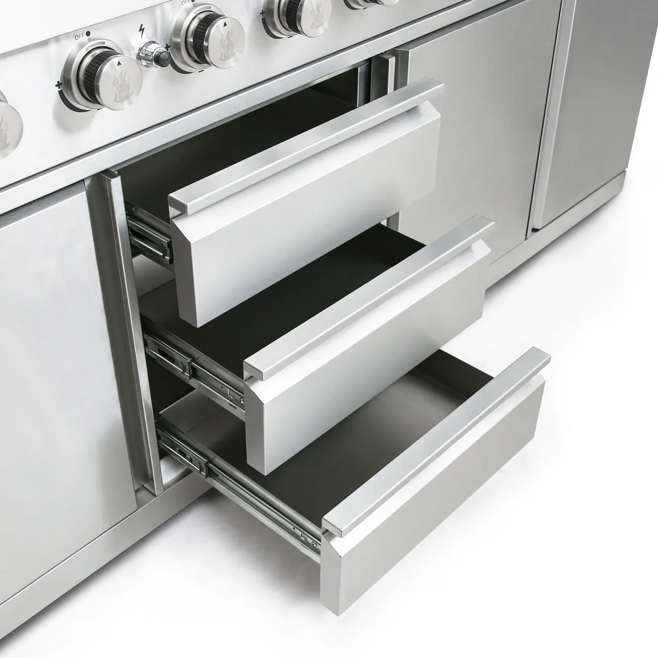 Geöffnete Schubläden von dem Gasgrill