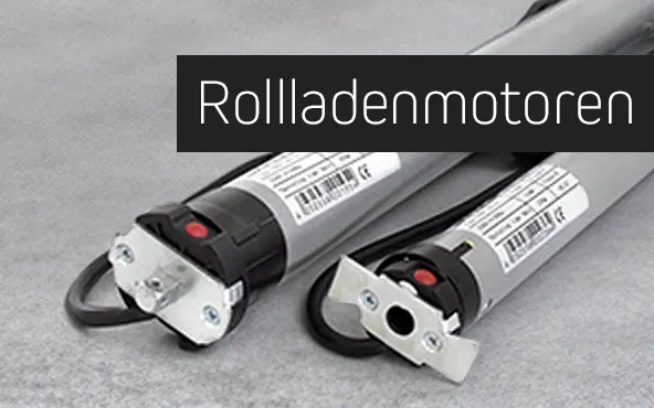 Zwei Rollladenmotoren mit Kabeln und Befestigungselementen auf grauem Hintergrund