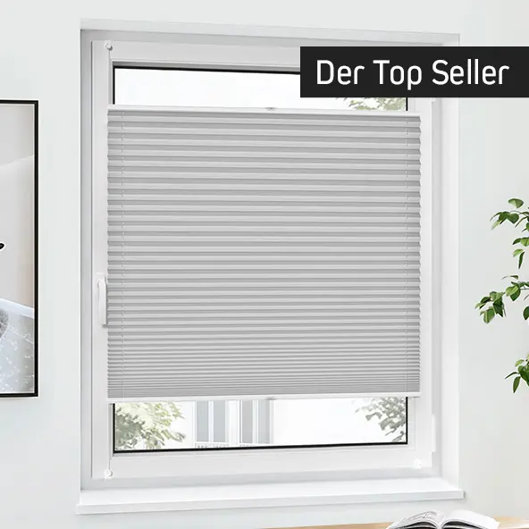 Fenster mit Plissee-Rollo, halb geschlossen, in modernem Raumumfeld