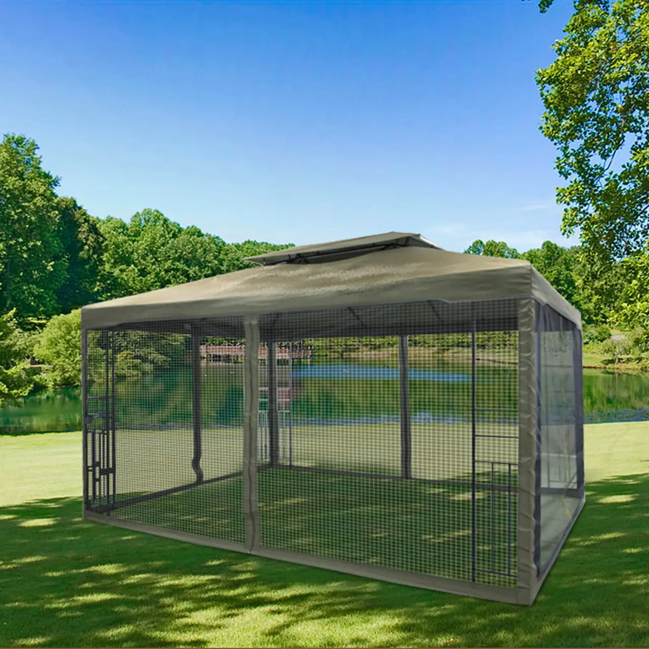 Deluxe Gartenpavillon mit Moskitonetz auf einer Wiese mit einem See im Hintergrund