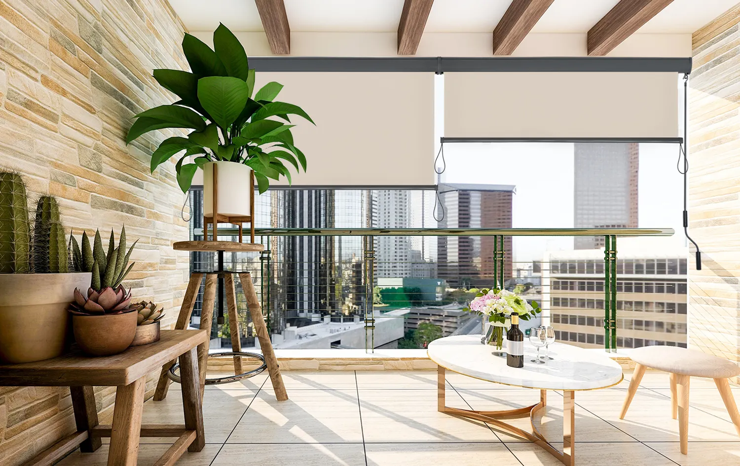 Tende verticali con guida laterale su un balcone, vista della città sullo sfondo