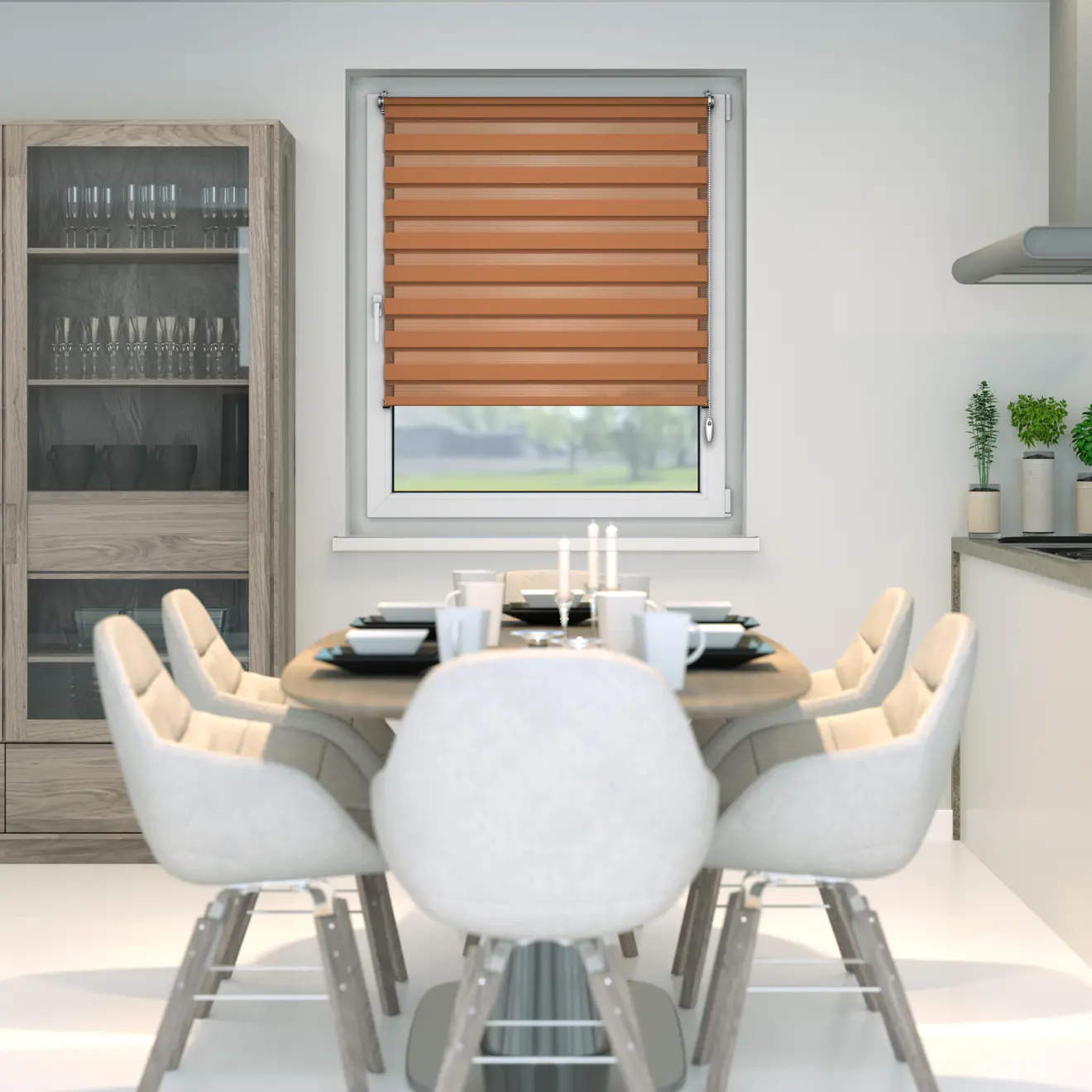 Braunes Plissee am Fenster in der Küche mit einem Esstisch davor