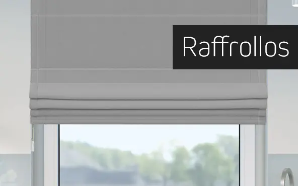 Raffrollo an einem Fenster, teilweise hochgezogen, für Lichtregulierung und Sichtschutz