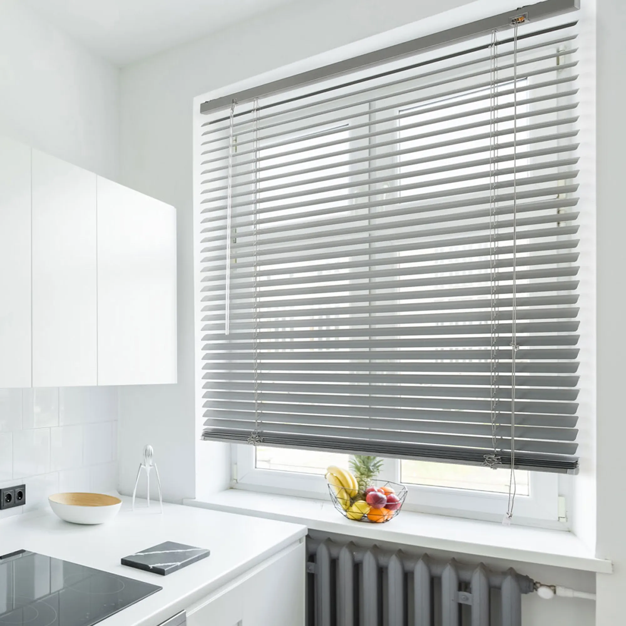 Set di ricambi per persiane montate in cucina sopra il termosifone