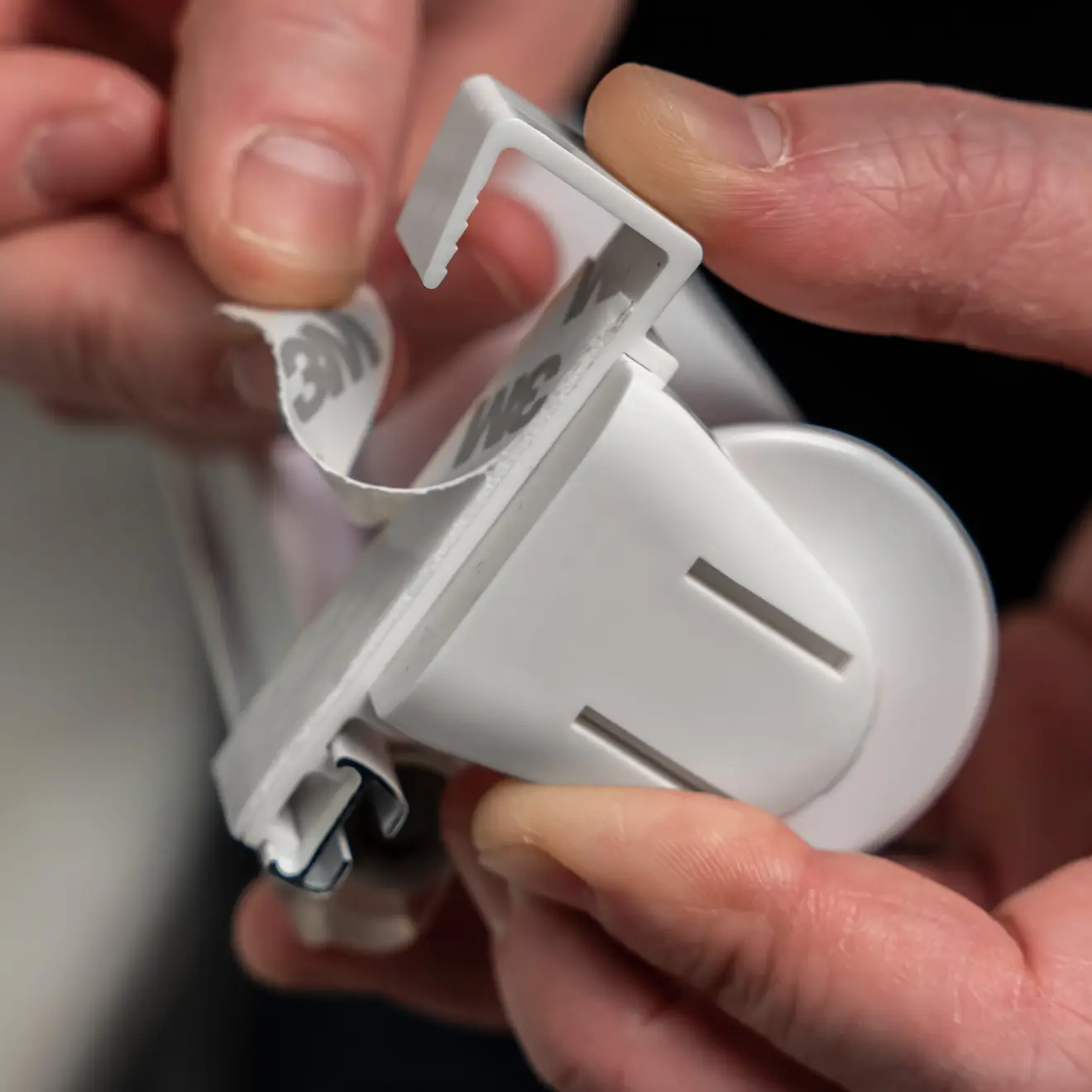 Nahaufnahme einer Hand, die ein Klemmfix Doppelrollo montiert