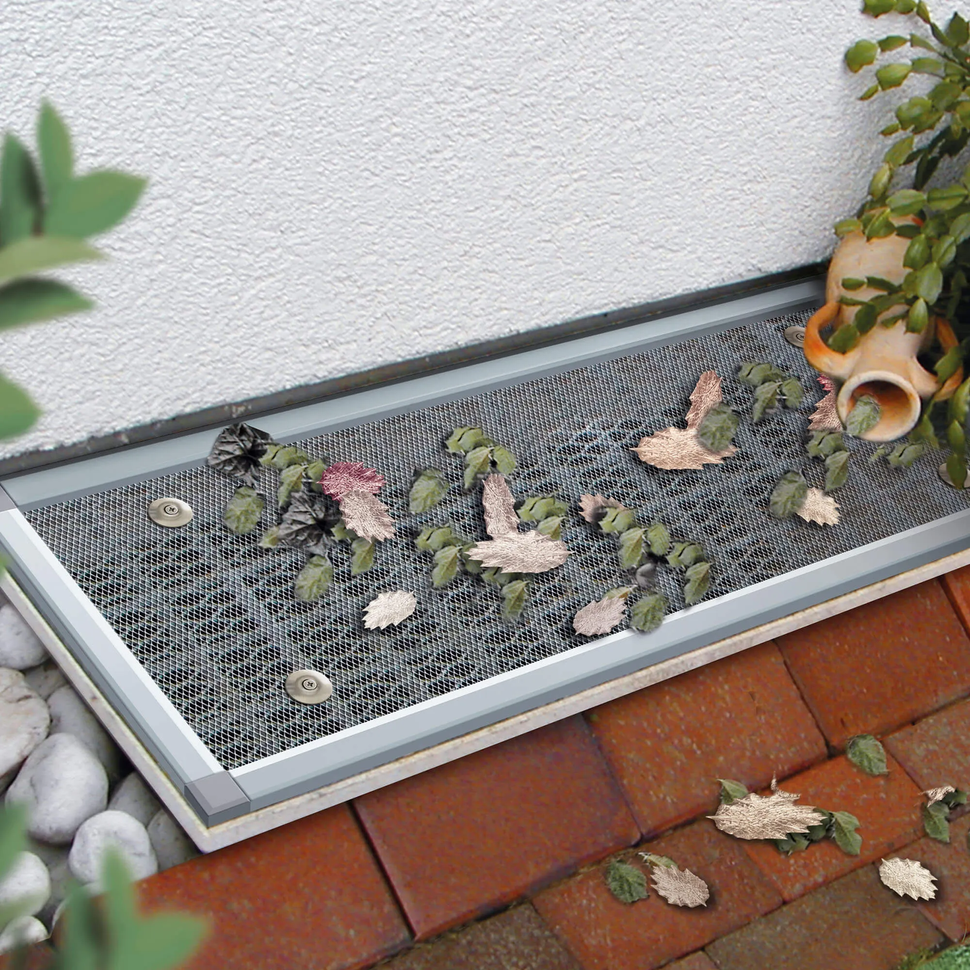 Copertura per pozzetto con telaio in alluminio e funzione di protezione contro le foglie