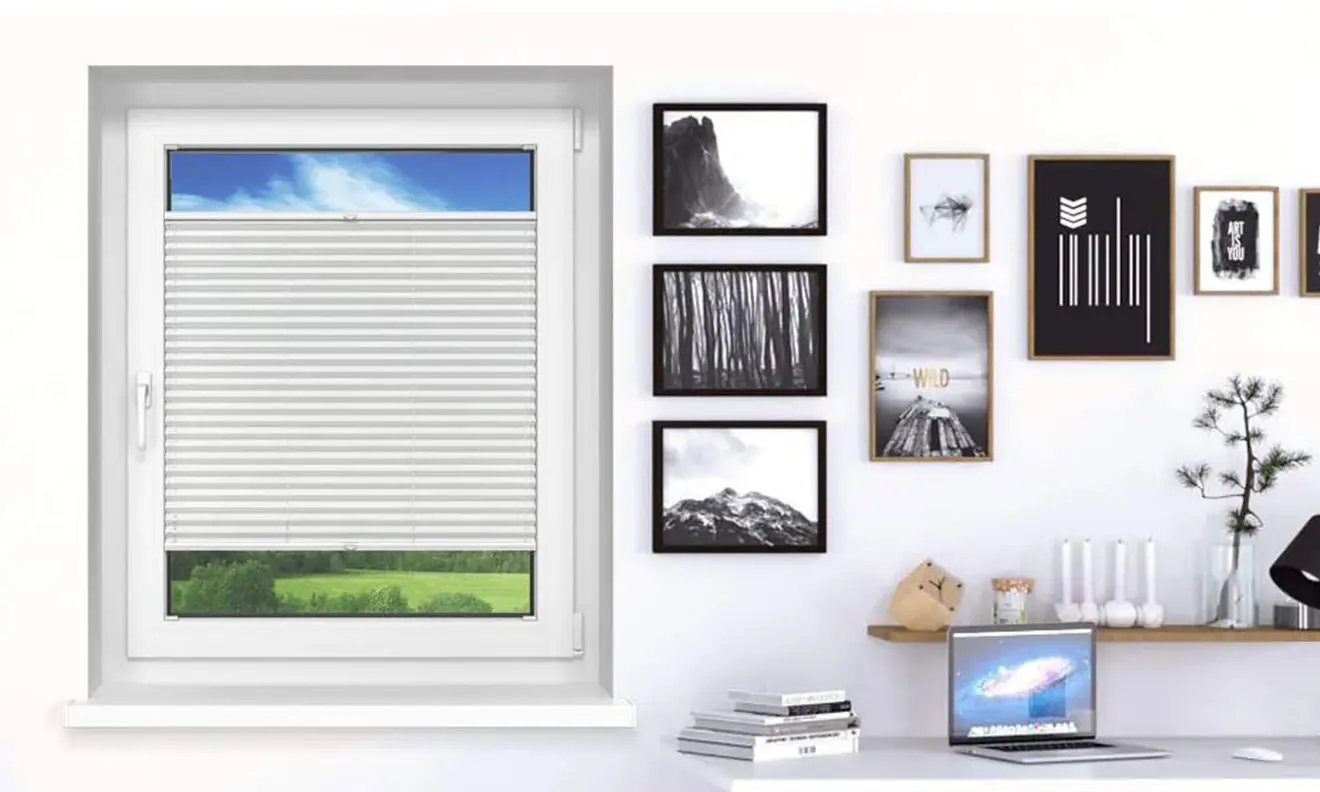 Fenster mit Jalousie, umgeben von Bilderrahmen und Dekorationen auf einem Regal.