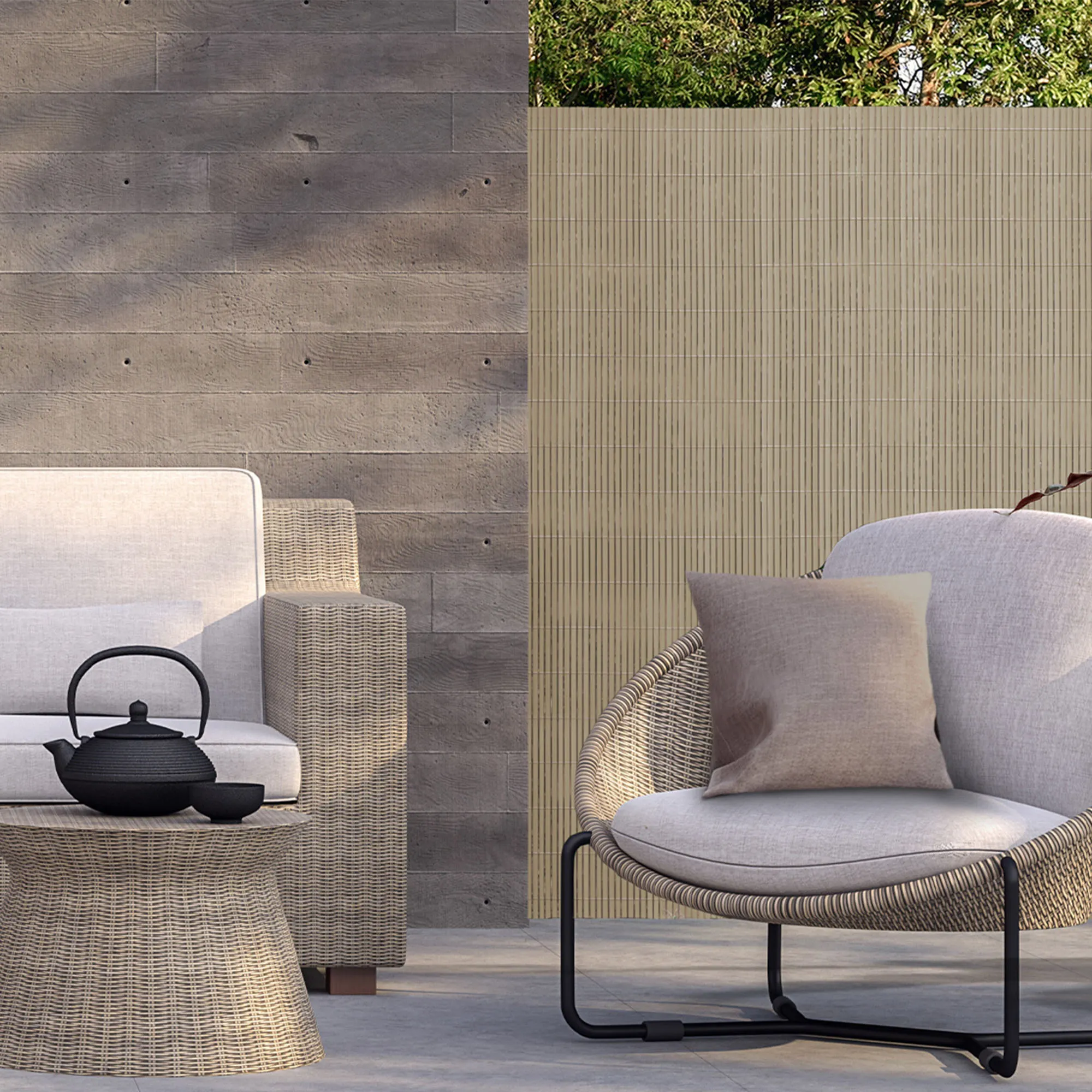 Rete di protezione in PVC su terrazza con mobili e teiera in primo piano