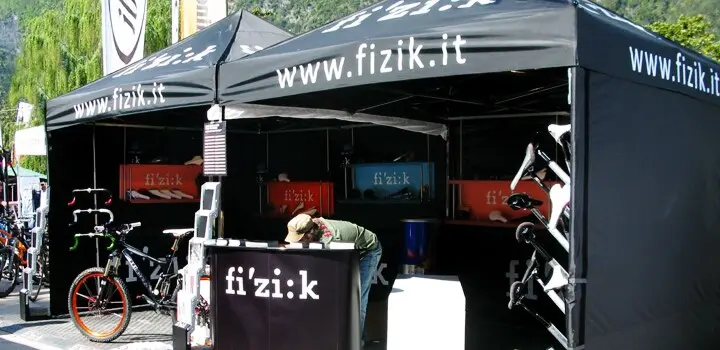 Faltpavillon PRO mit Fahrrädern und Zubehör, genutzt als Verkaufs- oder Informationsstand