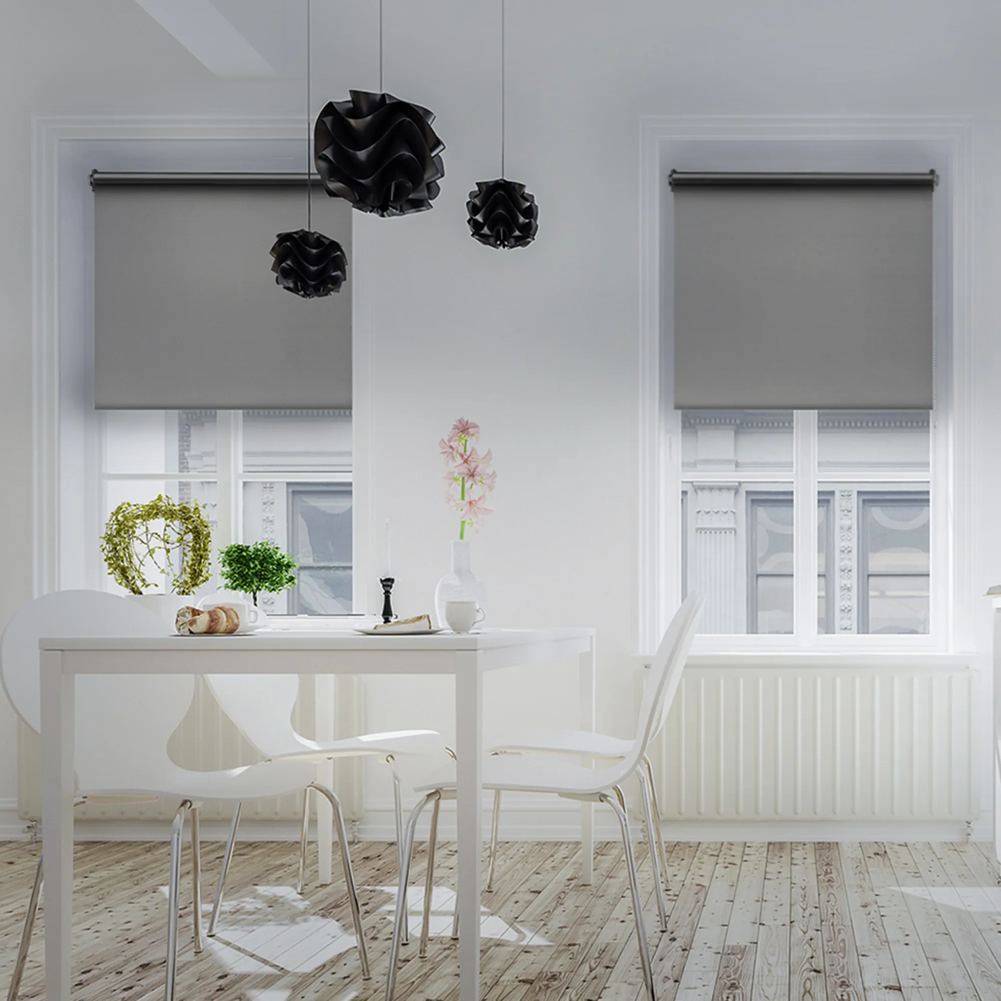 Sala da pranzo con tavolo, sedie, piante e tende oscuranti alle finestre