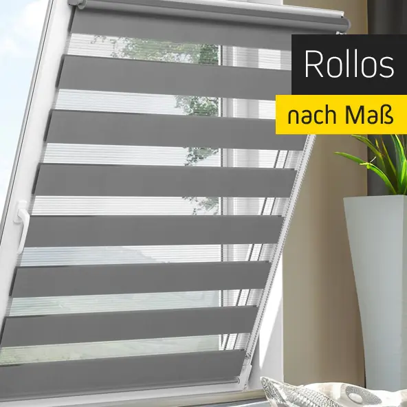 Fenster mit maßgefertigtem Rollo, halb geöffnet, neben einer Pflanze