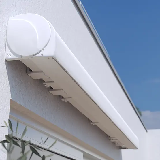 Kassettenmarkise an einer Hauswand montiert, eingefahrene Position, seitliche Ansicht