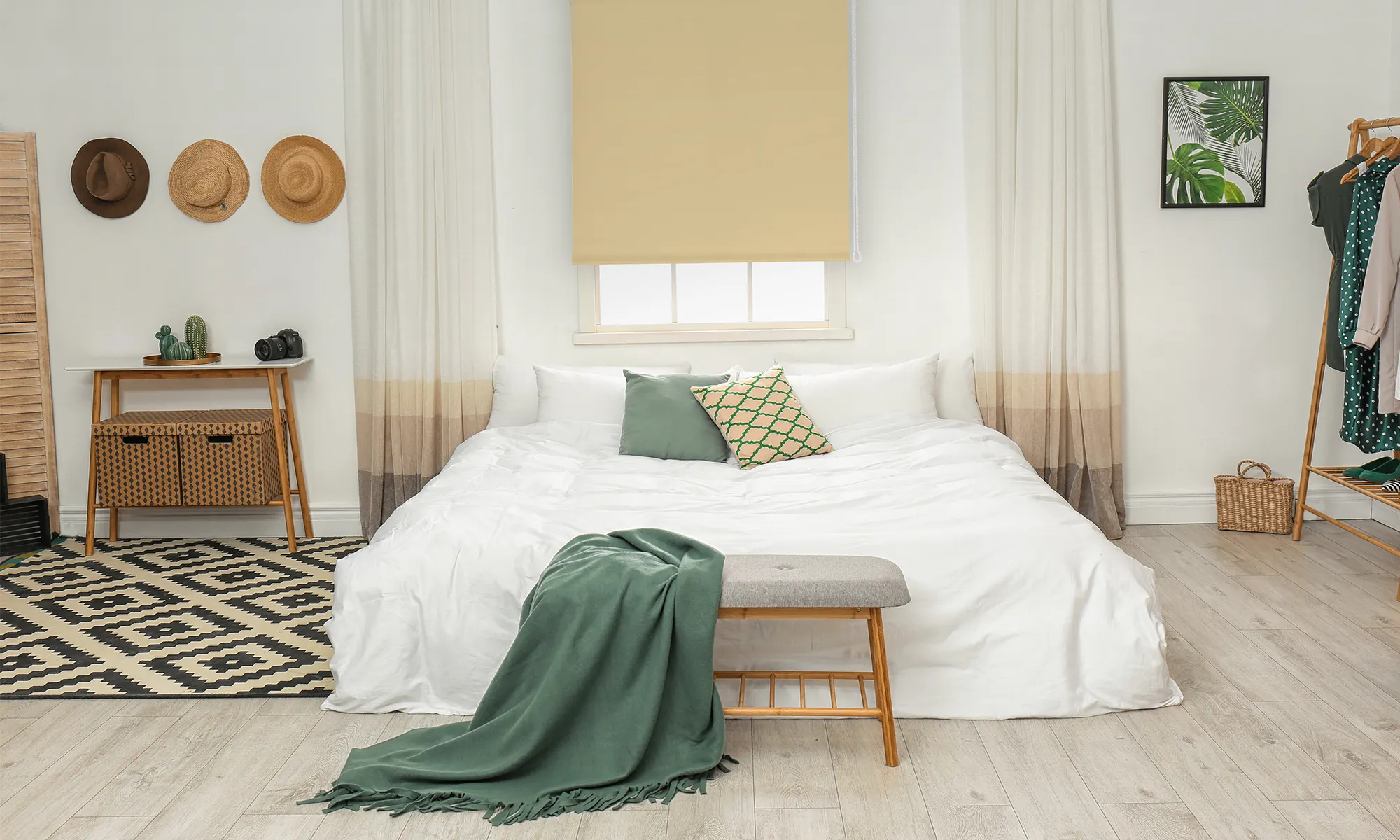 Camera da letto con letto, tapparelle alla finestra, appendiabiti, decorazioni e tappeto