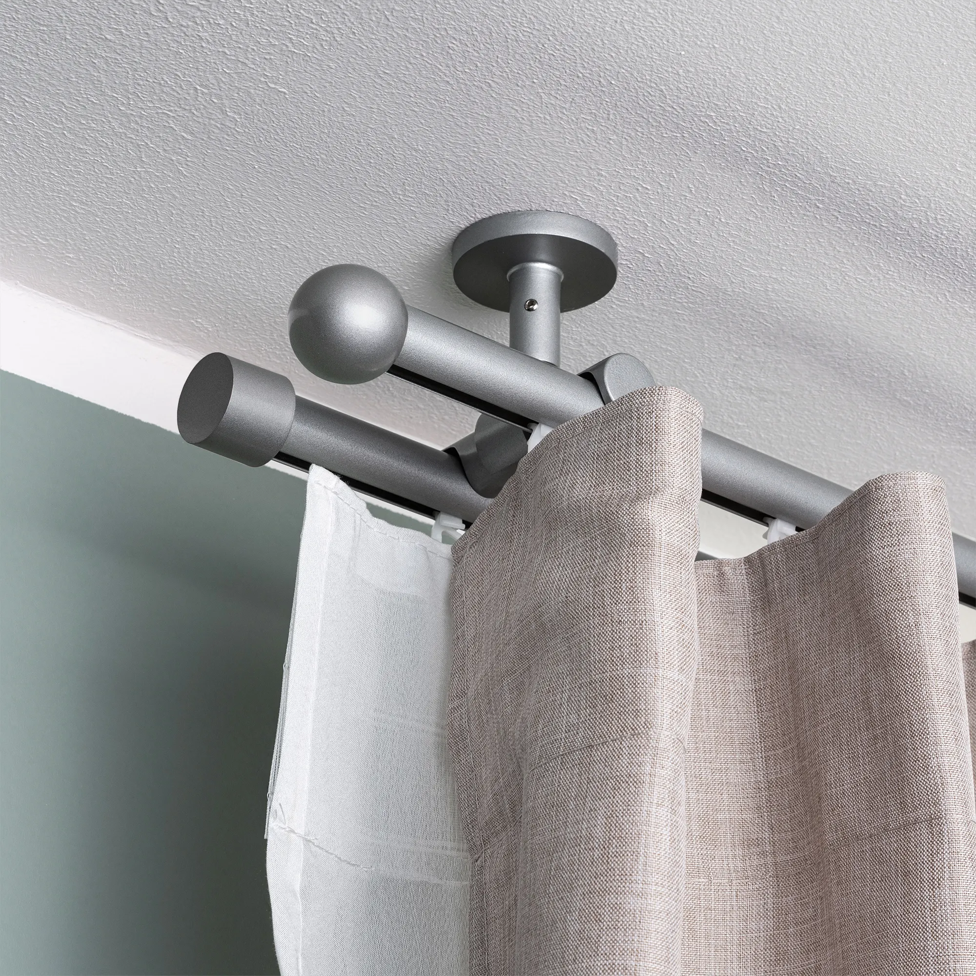 Set di bastoni per tende con corsia interna e estremità a sfera, montato al soffitto con tende