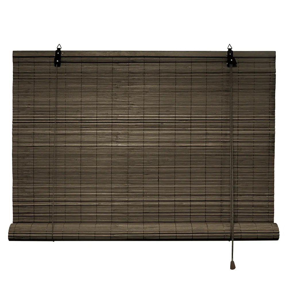 Rullo in bambù con corda per regolare la luce e la privacy, disposto orizzontalmente
