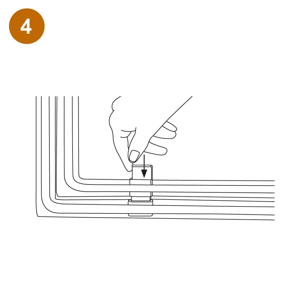 Mano che mostra l'installazione di una porticina per gatti per porte con zanzariera.
