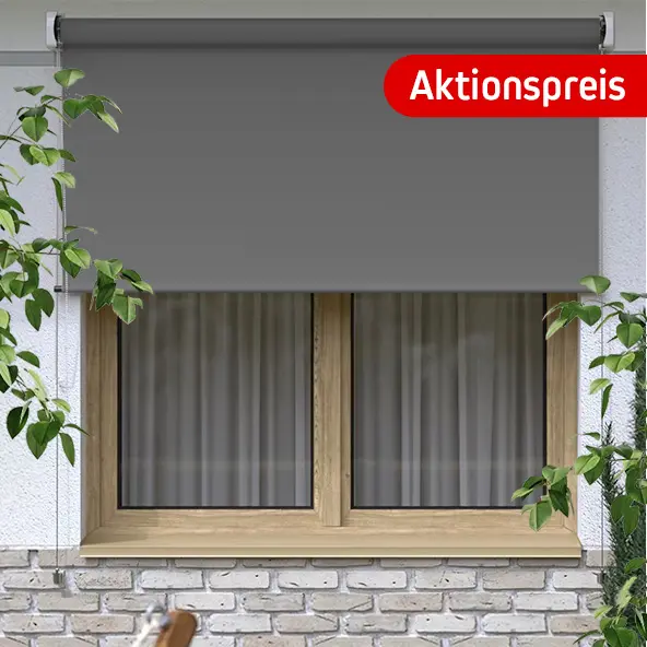 Außenrollo an einem Fenster mit Aktionspreis-Schild