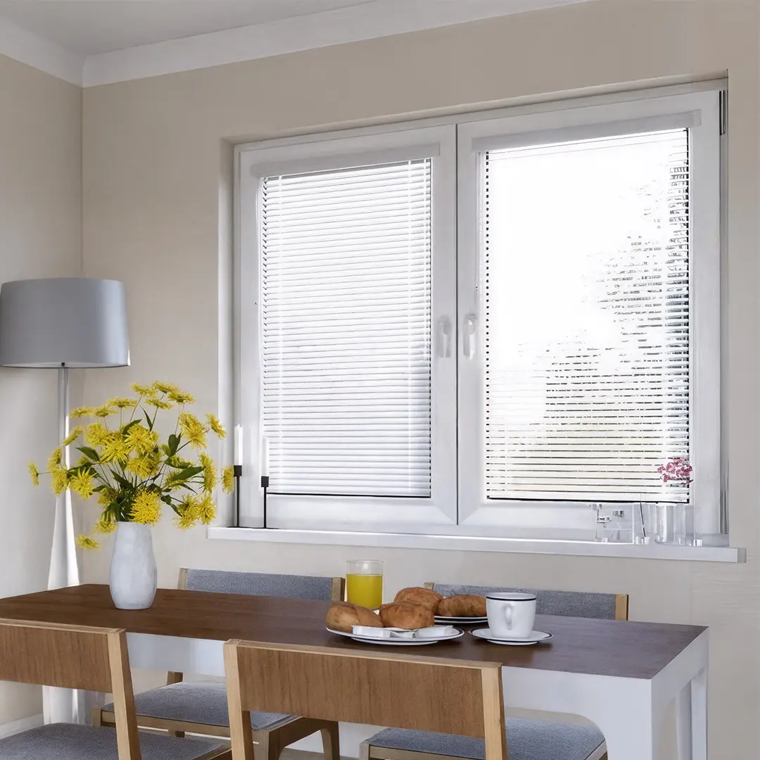 Geklemmte Jalousie beim Frühstückstisch.