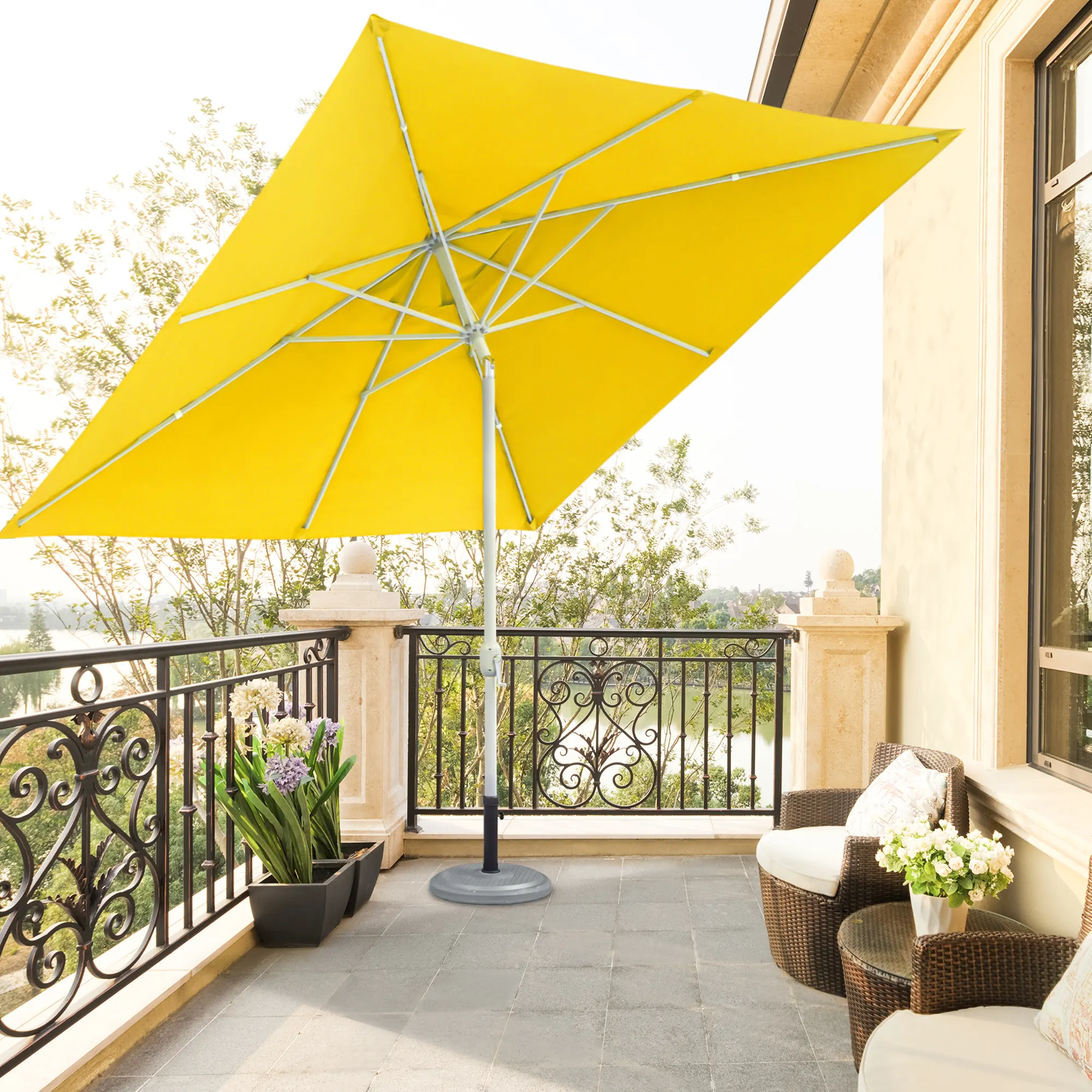 Ombrellone su terrazza con supporto, circondato da piante e mobili