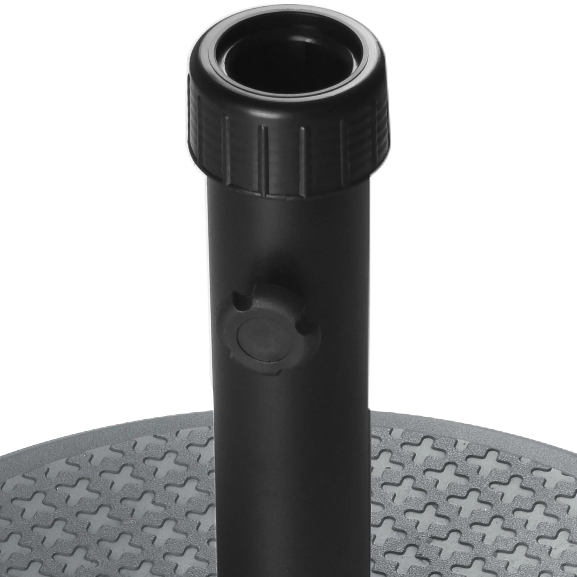 Grande ombrello su una terrazza con mobili e piante sullo sfondo