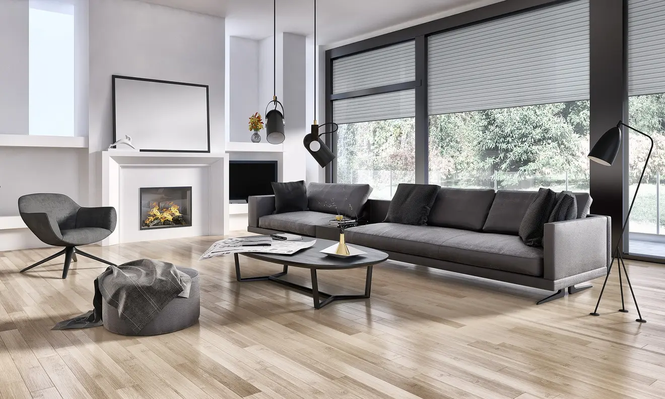 Wohnzimmer mit Rollläden, Sofa, Kamin und moderner Einrichtung